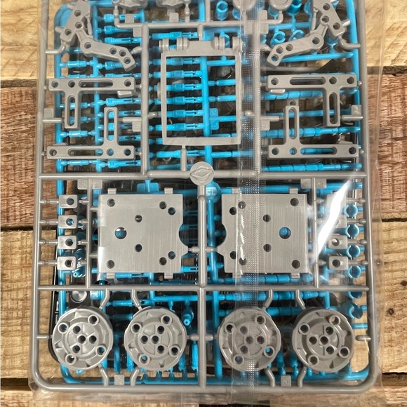 Discovery Mindblown 12 in 1 Solar Robot STEM 190 Piece Science Tech Creation Kit - Picture 12 of 13